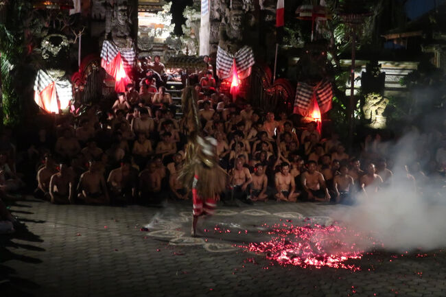 誰が作ったにせよ、若い頃に見たケチャは、これは本当にトランス状態になるぞ（感受性の鋭い人なら観客でも入りそう）、と思った。<br /><br />今回はファイアーダンスで見世物のトランスがちょっとあったけれど、そんなのは見え見えで、もの悲しいだけ。