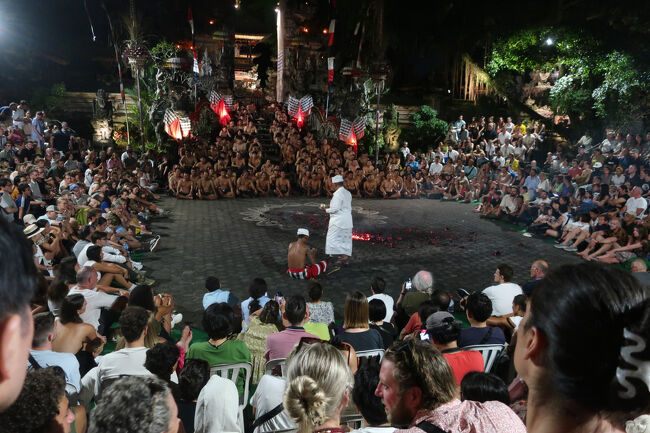 こーんなに、どころか隣の敷地にも椅子が組まれ、かなりの観客数<br /><br />しかしながら、けっこう良いクチコミが書かれていたので、私の老化現象・「昔はよかった」かもしれません。<br />（当時一緒に観た友人に確認したところ、ケチャの感想について同意見だったので、背中を押されて投稿します）<br /><br />もしかして私たちは、ケチャではなくその前身「サンヒャン・ドゥダリ」を観たのだろうか<br /><br />当時は期待値ゼロで来て圧倒され、<br />今回は期待値マックスで来てがっかりした、<br />という差が不利に働いた点はあると思います。<br /><br />あるいはその時の演者に神がかった人がおり、集団がひっぱられたか。<br />あとは私の感受性が加齢により鈍化したか、、、<br /><br />ということで、ケチャはいろいろ。<br />皆さん是非ともご覧になってみてください。