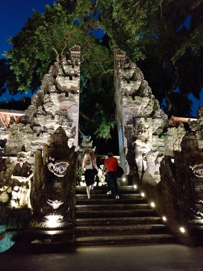 公演は19：30からで、我々は18：50ごろ到着