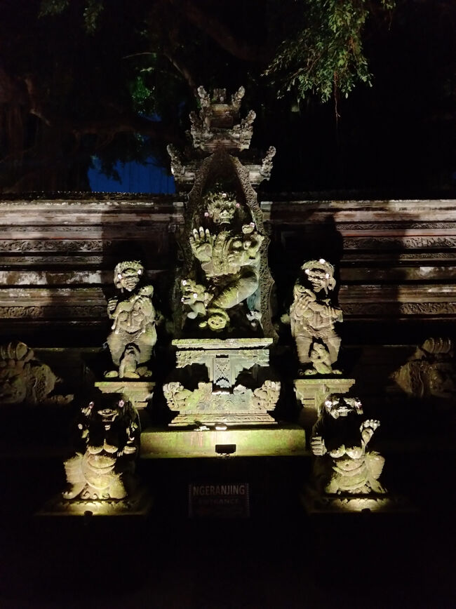 時間十分と思って、お寺の見学<br />綺麗にライトアップされています