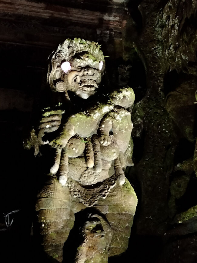 あ、魔女「ランダ」さん<br /><br />バリではバロン（善）と対をなす悪の象徴<br />善悪の戦いは永久に続くみたい<br />（日本では鬼子母神として神格化されました）<br />バリヒンドゥーは二元論なんですよね