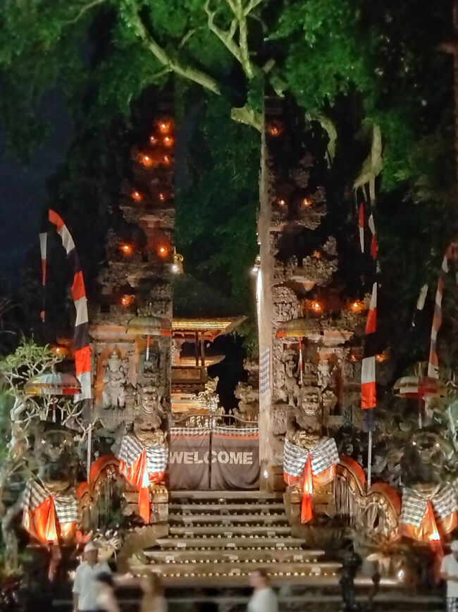 19時前には会場に着いたけれど、既にいい席は埋まっています<br />正面の上部に空きがあり、係の方の計らいで、そこに入らせてもらいました