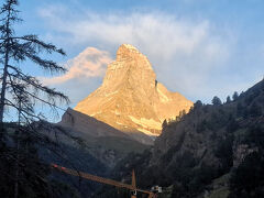 7月18日は天候に恵まれました。
マッターホルンの朝焼けを撮りに日本人橋へやってきました。ホテルから3～4分と非常に近い場所にあります。下のクレーンが邪魔ですね。
