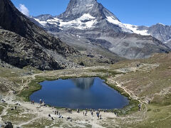 これが行きたかったリッフエルゼーという湖です。かなり険しい坂道（高度差58ｍ）を滑りそうになりながら降りました。上から見ると人がゴマ粒のように見えます。登りは息が切れ、足が吊りそうになるので3回ほど途中で休憩したので15分ほど掛かりました。やっぱり2750ｍ以上ある場所なので酸素が薄いです。
