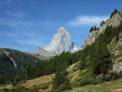 Matterhorn Glacier Paradise(3817m)へロープウエイで行こうとし、バスで乗り場まで来ました。バスを降りるとマッターホルンが雲もない状態でクリアに見えました。