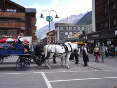 ツエルマットには、排気ガスのでる車は入れません。だから馬車も走っています。