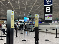 8月11日 月曜 成田T1 9:30とーちゃく

今回はマランというところで
山登ったり滝に行ったりするのだが
装備が豊富なので荷物多め

われらにしては珍しく荷物を預ける

とーぜんカウンターは行列だろうと
思って来てみたが、めっちゃゲスト少なく
すぐにボーディングパスもらえた
