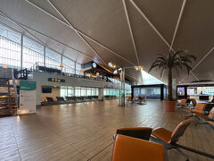 16:30 ブルネイ国際空港 とーちゃく

小さいお国だけに空港もちいさい
キレイなんだけどお店も少なめ