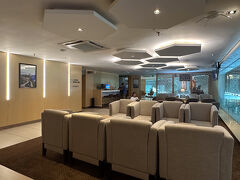 往路の乗り継ぎは2時間
入国はせずに空港ですごす

それで・・なぜなのか
とーーっても空港全体が寒い