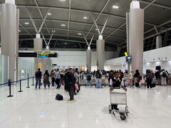 20:00過ぎ ジュアンダ国際空港とーちゃく

インドネシアの入国には以下が必要

- ビザ 500000ルピア=4500円
- オンライン税関申告書（e-CD）
- SATUSEHAT Health Pass
- 観光税(バリ島のみ)

それで"foreigner"の表示を目指して歩いてると
e-visa持ってるか? と聞かれ うんと言うと
こっちだと案内されたのがなんと自動化ゲート

ものの5分ほどで入国できたのでした
意外に進んでてびっくり!