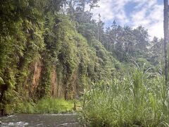 17キロのラフティング開始。
確かにアユン川よりも全然激しい気がする。
「ひももつ」言われてないのに、ずっとロープ持ってる。
マメできそう…