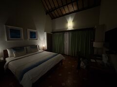 クリニックを後にしてから、ポツポツと雨が降り始めてきました。
宿泊するイジェンリゾートへの道は狭いので、途中で大型バスから３台の4WD車に分乗してホテルに移動しました。

ホテル到着は19時すぎ。
その時はかなりの雨に。。。

お部屋は2階建てホテル棟の２階に。広め。