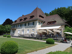 　世界的に有名な美術コレクターだったというオスカー・ラインハルト氏のコレクションは、2つの美術館に分けて展示されています。まずはラインハルト氏が亡くなるまで、名画に囲まれて暮らした郊外の邸宅「Am Romerholz」へ向かいます。ヴィンタートゥール駅前のバス乗り場Stop Gから10番のバスに乗りHaldengut下車、上り坂になっているハルデン通りを10分歩いた左手にありました。