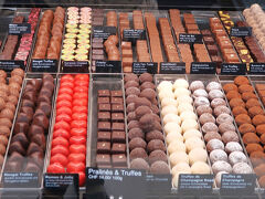 　ヴィンタートゥールの町をを代表する高級チョコレート店Vollenweiderでおやつタイムです。夏のチョコレート店は当然エアコンが効いているので、一休みするのに最適です。地元民は夏でもテラス席を好むので、涼しい店内席は貸し切り状態で本当に快適に過ごせました。