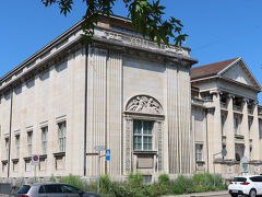 　薔薇を見ながら市立公園を横切り、ヴィンタートゥール美術館＜Beim Stadthaus＞にやってきました。美術館のお向かいにStadthaus(市庁舎)があります。