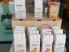 　旅の終わりが近づいてきたので、バーゼルの伝統菓子レッカリー発祥の店「レッカリー・フース」に立ち寄りました。15世紀からあったというスパイスクッキーのレッカリー、今はレモンやリンゴ風味の商品もあるようです。