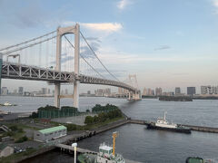 まずは「ゆりかもめ」に乗り、レインボーブリッジを渡ります。

レインボーブリッジは２階建てとなっており、上が首都高速、下がゆりかもめと一般道、遊歩道となっています。