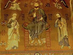 礼拝堂は3廊式になっています。
中央身廊（西壁）：「玉座のキリスト」。左右に使徒聖ペトロと聖パウロを従えています。12世紀。その上には、大天使ミカエルとガブリエルが描かれています。
ノルマン王ルッジェーロ2世は、パラティーナ礼拝堂、特に聖域のクーポラとドラムに、最高のモザイク（アヤソフィアのモザイクに匹敵する）を作成するため、ビザンチンのモザイク職人を招きました。