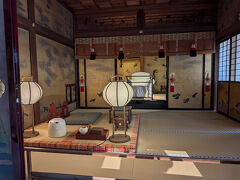 90分が経過したので、そろそろ帰りましょう。
個室の料金には、又新殿の見学料、ガイド料も込みになっています。
又新殿（ゆうしんでん）です。
「ゆうしんでん」とは読めないな。
またしんでんとか、言っていたら、恥ずかしいな。
従業員の方にご案内していただきました。
皇室専用の御湯殿です。
手前の部屋は、御居間（おいま）です。
「おいま」って、言いづらいな。。。
襖の奥の部屋が玉座の間（ぎょくざのま）です。
白い布で覆われたいすがありますね。
こちらは、天皇のみが使用できる部屋です。
写真では分かりづらいですが、金箔が豪華でした。