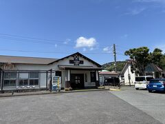 最初の目的地は、別荘があった宇佐美。この鄙びた感じがたまりませんね。駅まえのマルカ商店へ