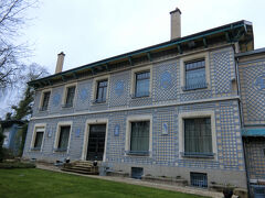 途中から雨がすごく降ってきたが、着いた頃には止んだのでよかった。
青い壁の美術館。ポルトガルのアズレージョのよう。