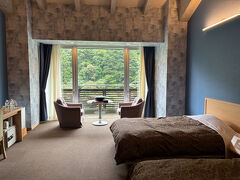 経年感はありますが、手入れはきちんとされていて、天井が高く開放感があり良い部屋です。