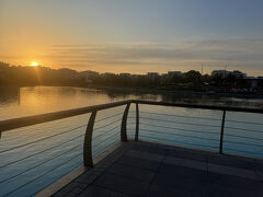 ここで噴水ショーがあるということなので、ベンチに座って場所取り。ちょうどサンセットでいい感じです。