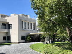 藤田美術館の隣の、旧大阪市公館へ。
以前、藤田美術館に来たときに、気になっていた建物なのです。
市の迎賓館的な施設でしたが、今は結婚式や宴会などの会場「ザ・ガーデンオリエンタル・大阪」として営業しています。