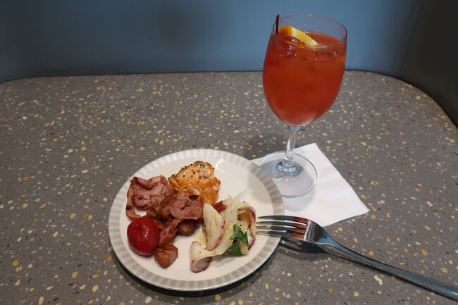 今回もひとり用シートスペースで<br />マリネやチキンをシンガポールスリングといただきます。