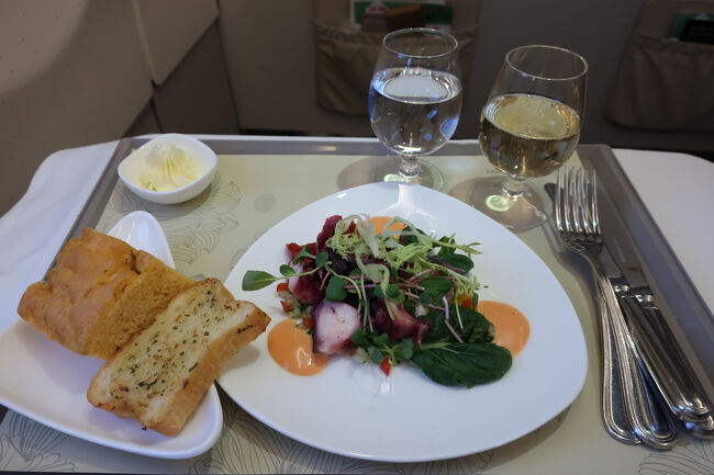 前回食べて美味しかったプルコギサンパブにも魅かれたけど<br />今回は洋食のステーキにしちゃいます。<br /><br />前菜はタコとパプリカのサラダ。<br />何気にフォカッチャが美味しい。