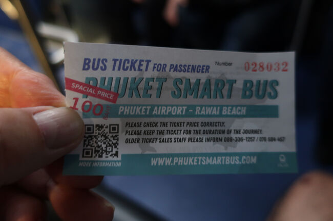 入国は30分くらいかかり<br />パトンビーチまではミニタクシーで行こうとしていたのに<br />カウンターに行くと180バーツのミニバスはない。<br />800バーツのタクシーしかないと言ってくる。<br />他のカウンターも<br />国内線ターミナルで聞いても同じ。どうして？<br /><br />そういえば16年前は何も考えずにタクシーで行ったけど<br />物価高と円安なので節約しようと思ったのに・・・<br /><br />スマートバスとやらが止まっていて<br />もう出発というので乗っちゃいます。たったの100バーツ。<br />しかもこのバス。パトンまでノンストップ1時間。<br />タクシーと変わらない。不幸中の幸い？