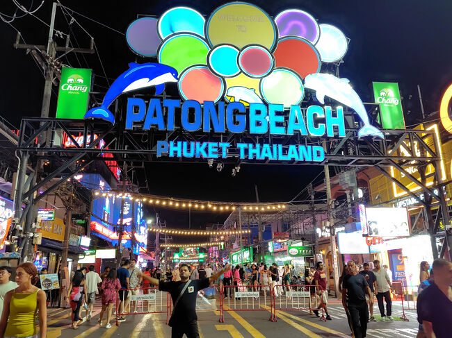 バングラ通りに行くと<br />深夜0時過ぎでも賑やか♪