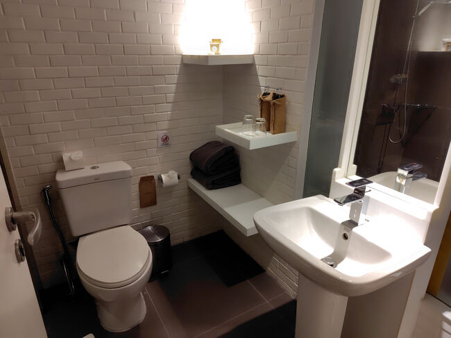 バスルームもちょっと狭いけどお洒落です。