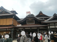 アーケードを抜けた所に道後温泉。おぉ！
去年改修工事を終えたのよね。

…にしても、人が多い。