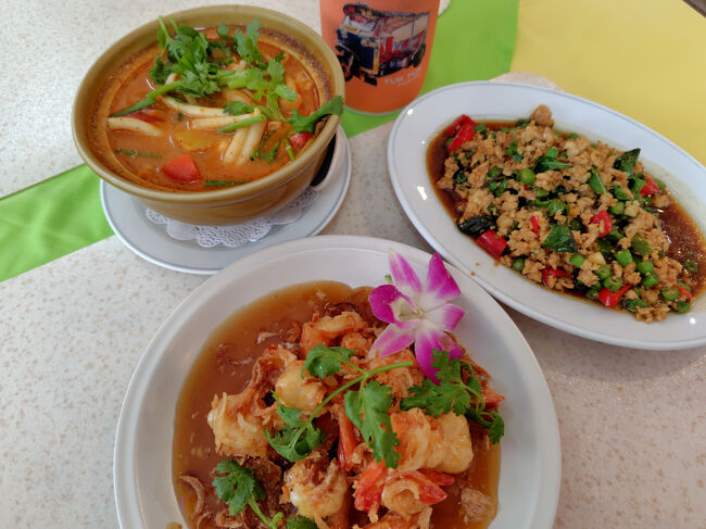 ちょっと早いけど夕食にしちゃいましょう。<br />スイートレストランでベタなタイ料理です。<br />エビのタマリンド炒め、トムヤンクン、ガパオです。<br />美味しかった♪