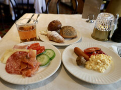 おはようございます。
ストックホルム3日目の朝。
ホテルの朝食会場で、本日はホットミールも選択。
似たような食べ物が多いけど、このホテルはそれなりに選択肢は多いと思う。