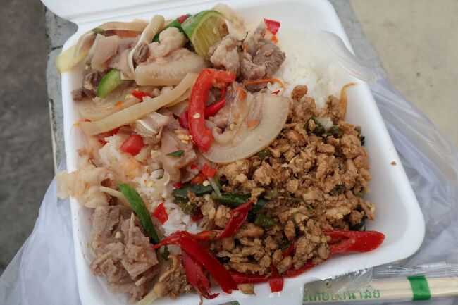 タイ料理のテイクアウト店で<br />豚肉炒めとガパオを選びます。<br />料理2品で50バーツなり。<br />物価高の今！嬉しい♪