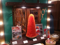 朝風呂後に朝食バイキング。
早起き散歩でお腹が空いていたので、開始直後に行ってみた。

とても広い会場にたくさんの品数。
売りはこの自分で作れる海鮮丼。真ん中のいくらはもちろんオブジェだけど、本物（左側にあり）もザクザクたっぷり。
他のお刺身も補充が早く、タイミングが悪いと全然ない…なんてことがなくてさすが。