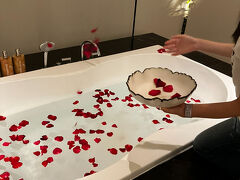 娘がフラワーバスの準備中