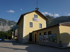 船着場のすぐ横にありました！事前にチェックしていたホテルのGoogleの口コミが酷くとってもドキドキしながらチェックイン...w
ホテルの入り口が鍵で閉まっており！？とパニックになりました。。どうしよう～～と思っていたところにたまたま中から出てきていただいたドイツ語の女性客の方が代わりに電話で話してくれ、暗証番号を教えてくれました＞＜めちゃくちゃ親切な方で本当に感謝感謝です。
どうやらこのホテルはセルフチェックイン方式にしているみたいで、部屋の鍵が外のキーボックスに入っているのです。私たちはAgoda経由で予約したのですが、そこにメッセージで暗証番号を直前に送っていてくれたのに気づいていなかったのが悪いのですが。。皆様お気をつけください。