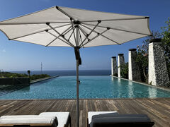 レストラン前のメインプール