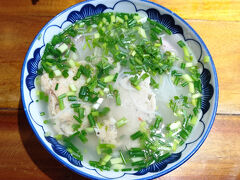 あっさりしたスープの下にイカ・エビなどのすり身が隠れています。