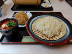 エンジェルロードを後にして、「道の駅 小豆島ふるさと村」に移動し、昼ごはん。

楽しみにしていた「手延そうめん館」が定休日であったため、「軽食ふるさと村」で生そうめんを注文。乾燥させた素麵と食感がかなり異なっていて美味しかった。