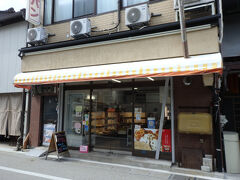 アップルパイの文字に吸い込まれ、こまやパン駅前店へ。
時間のせいか一部売り切れ。甘い系のソフトなパンが多かった印象。
アップルパイは明日の朝ごはん