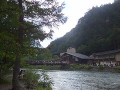 翌朝、7時前に河童橋を見に行ったら人だかり。夜行バスの人々か