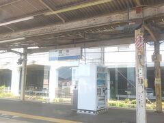 相生駅に着くころには、朝のラッシュの時間帯も過ぎていき、乗客も少なくなります。山陽本線は山間部を走り抜けます。