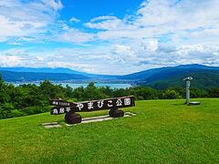 で､ようやく登り切ったら諏訪湖を一望できる絶景！！
山を登って汗びっしょり
