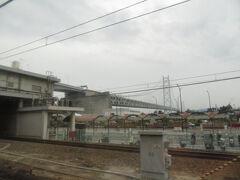 2025.06.09　倉吉ゆきスーパーはくと５号車内
１両７００馬力エンジンにモノをいわせ、山陽本線をガンガン走る。明石海峡大橋の下の舞子を通過。