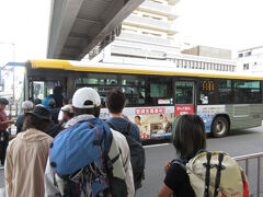 朝から 満席のバスに乗車
　