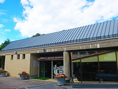 さて､お隣にあるプリンス＆スカイラインミュウジアムに入ります
「ミュージアム」ではなく「ミュウジアム」です

1996年ここ鳥居平やまびこ公園で「旧車ミーティング」が開かれ､全国の旧車自慢と自動車ファンが集まり､美しい展望とみどり豊かな自然に魅せられたスカイライン愛好家たちがぜひここに自動車博物館をと熱望し､翌年1997年にこの場所にミュウジアムが建てられました